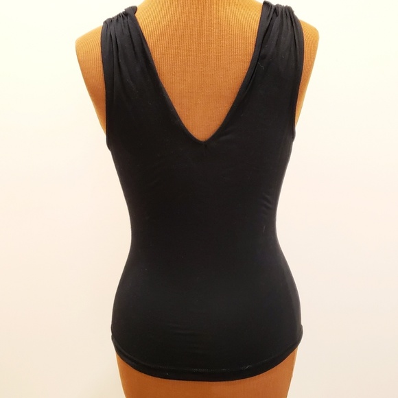 🛍🚨CLOSET CLEAROUT!  V-Neck Black Sleeveless Top - Picture 2 of 4